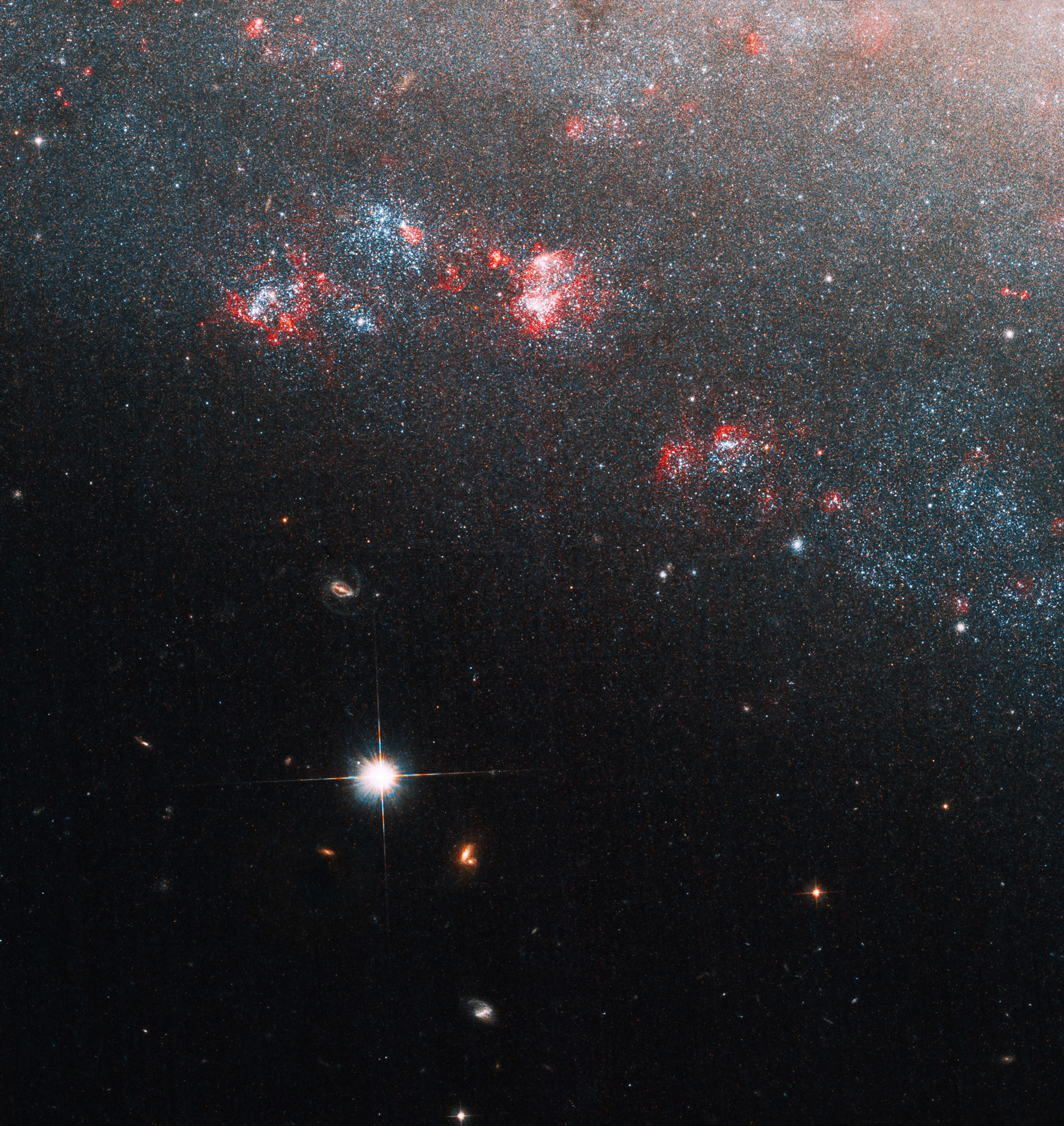 El Telescopio Hubble mira profundamente en el ojo de la Aguja en esta foto de una galaxia espiral enana