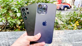 iPhone 14 Pro Max vs Galaxy S22 Ultra back showing cameras