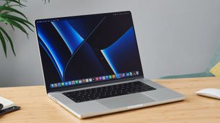 Le MacBook Pro 14 pouces (2021) ouvert et incliné
