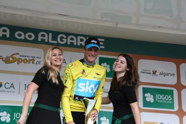Race leader Stephen Cummings (Sky Procycling)