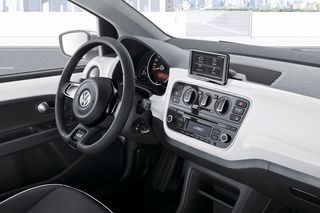 Inside the dashboard, the main influences come from electronic gadgets, with a clean and fresh look.