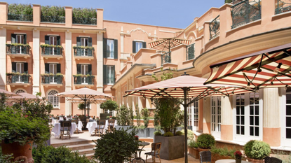 Exterior of Hotel de la Ville in Rome