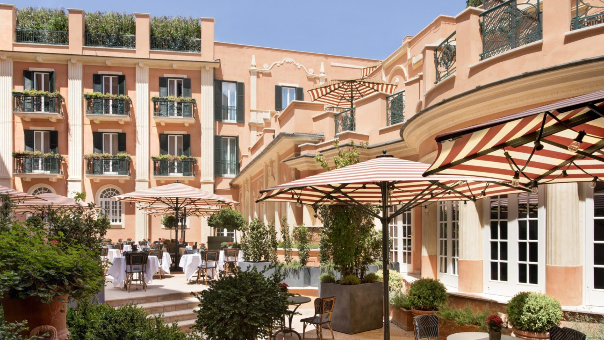 Exterior of Hotel de la Ville in Rome