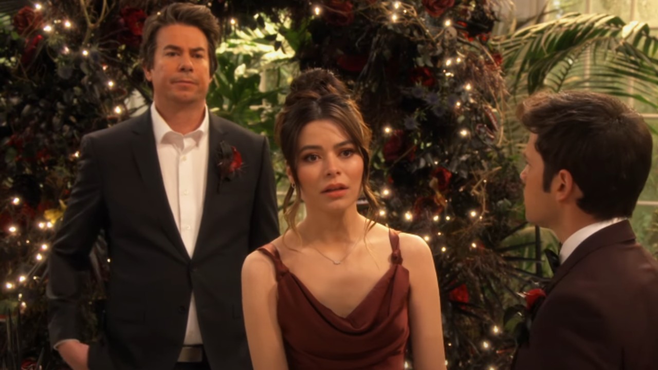 From left to right: Spencer standing behind Carly, both look a bit surprised, Freddie is facing Carly. 