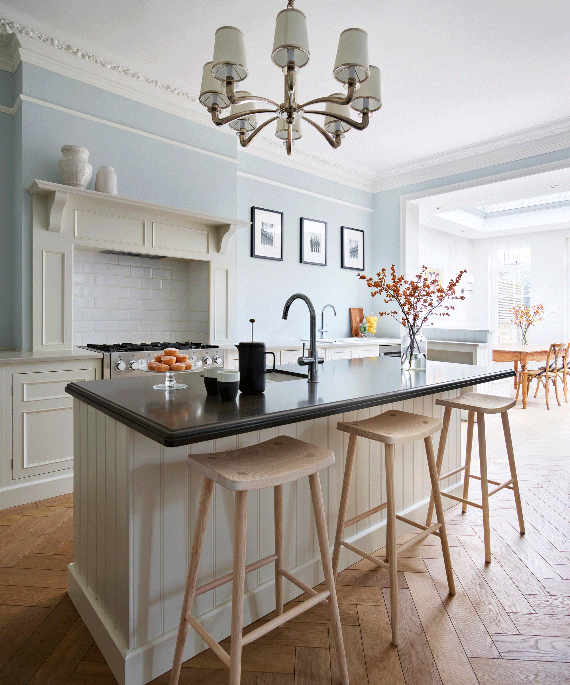 厨房岛台和黑色工作台