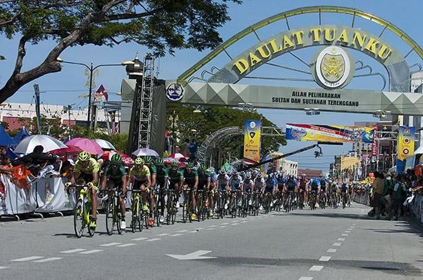 The peloton make their way down the home straight in Kuala Terengganu.