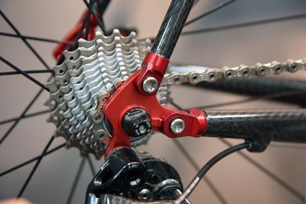 Strong's carbon frame uses fully replaceable dropouts.