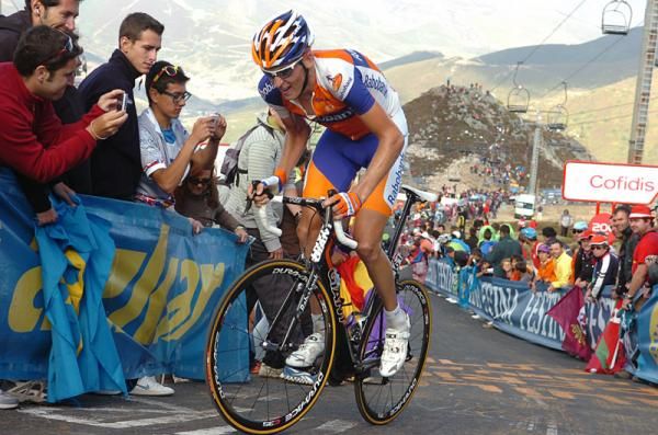 Robert Gesink (Rabobank) powers to the finish on the Cuitu Negru climb in the stage 16 finale.
