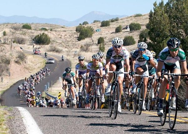 The men's field winds it's way through Gila on stage one.