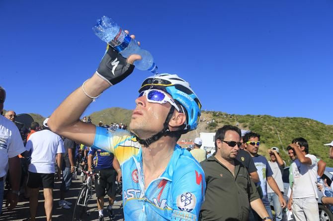Vincenzo Nibali (Astana) cools off after a tough San Luis stage
