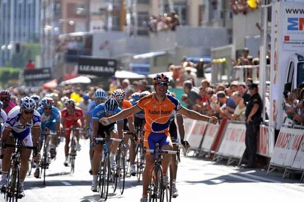 Another view of the sprint in Burgos, won by Oscar Freire.