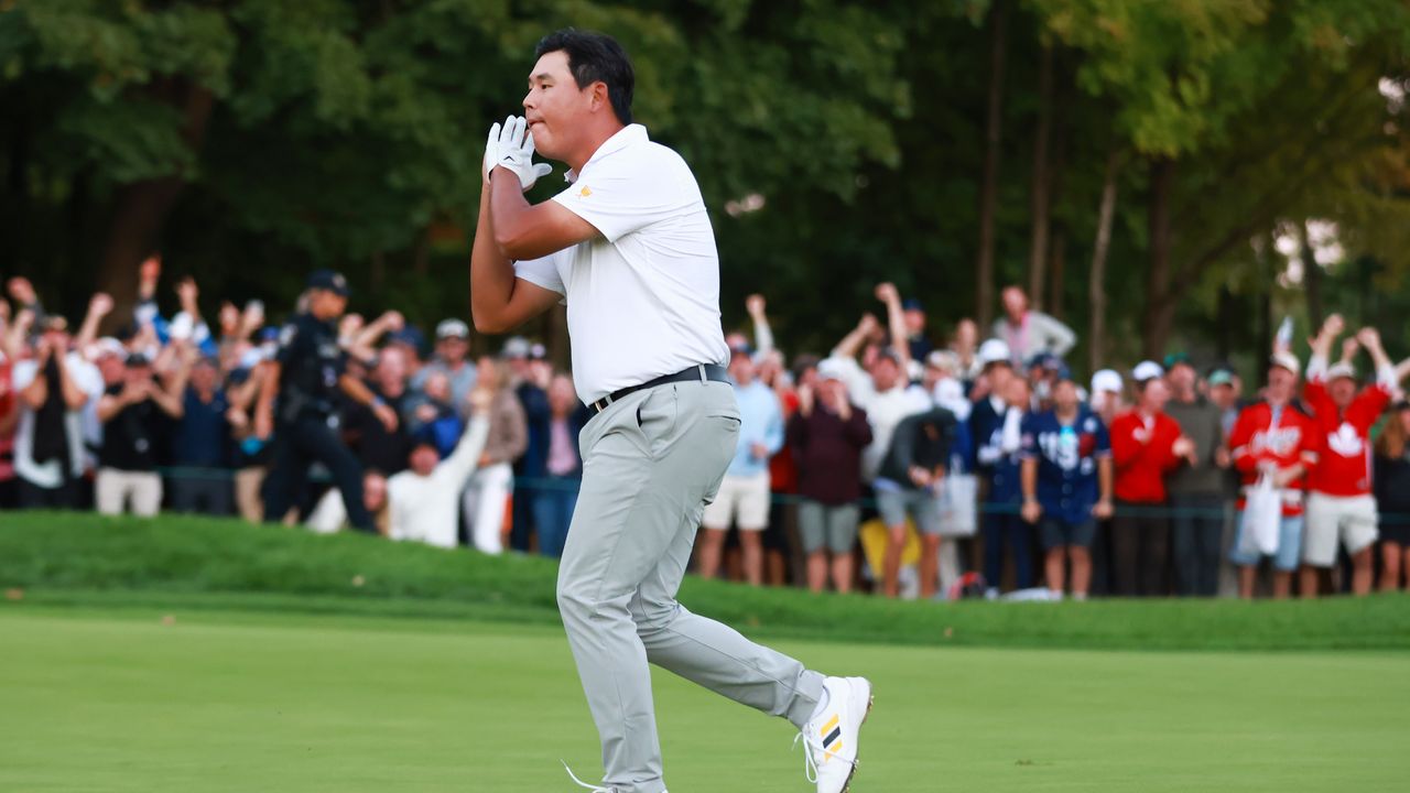 Si Woo Kim celebrates his chip-in during the Presidents Cup