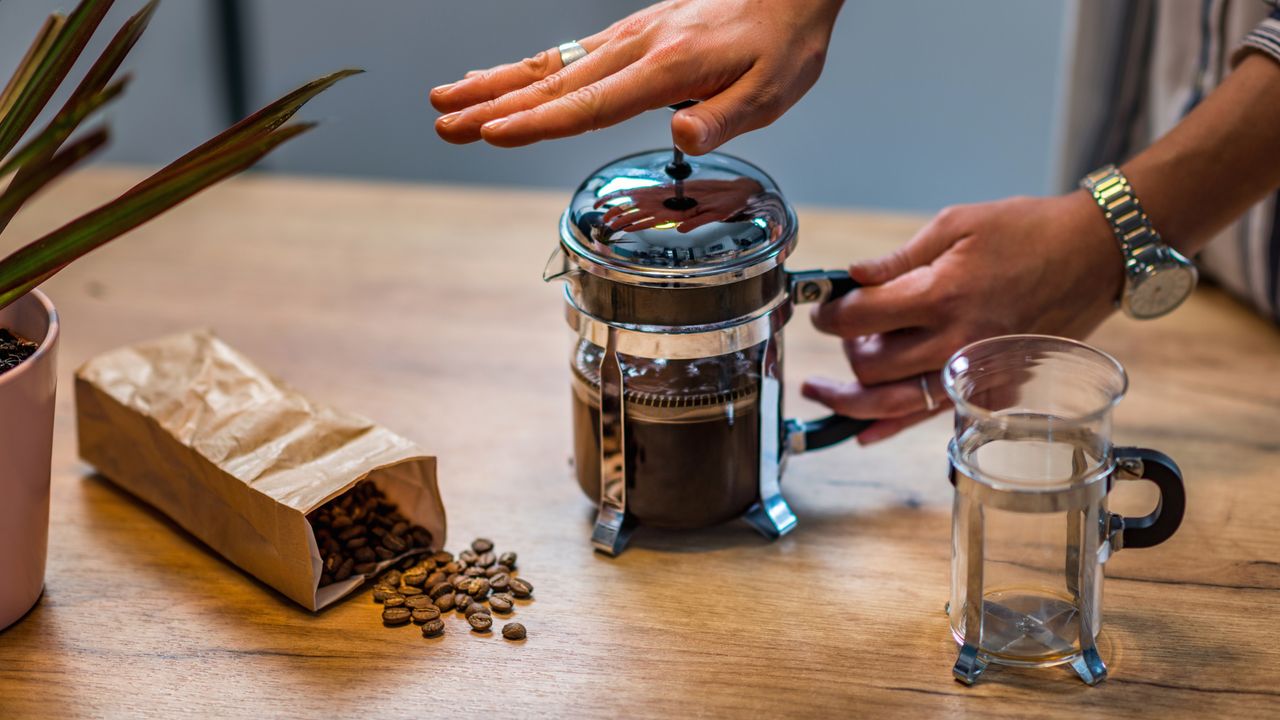 Brewing coffee in French press