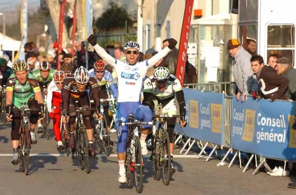 Nacer Bouhanni (FDJ-BigMat) takes the win and the lead after stage 1