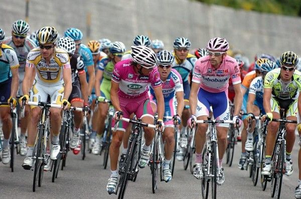 Danilo Di Luca keeps an eye on Denis Menchov during stage 18.