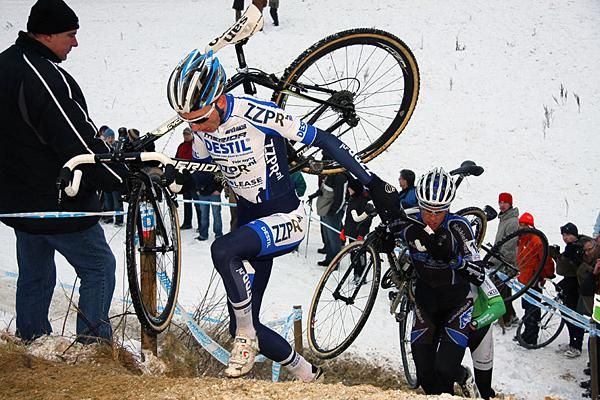Ivar Hartogs (ZZPR.nl-Destil-Merida) negotiates the stairs.