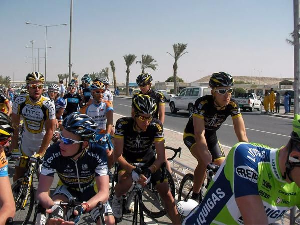 Taylor Phinney (Trek - Livestrong) tries to find some shade before the start.