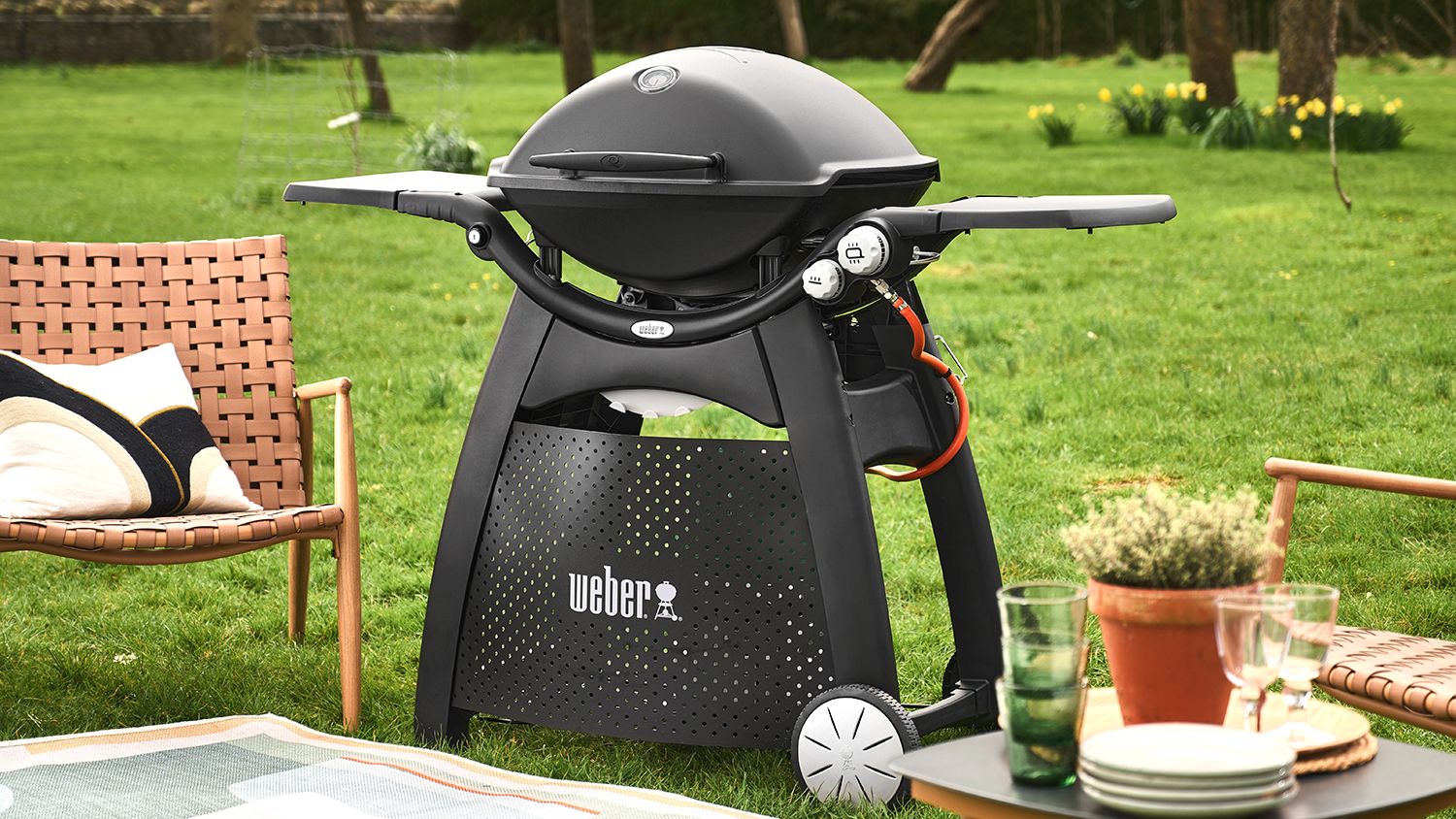 Weber Q 3200 gas grill review - perfect for small backyards