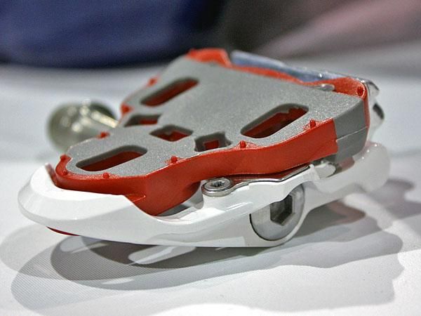 The partially recessed top plate in Sampson's new Stratics S5 lets both edges of the cleat rest firmly on the pedal with no off-axis rocking to speak of.