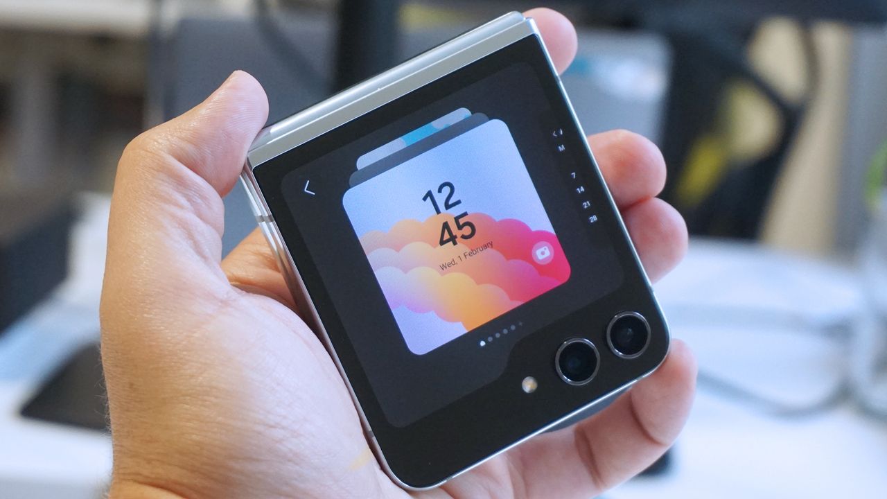 Samsung Galaxy Z Flip 5 review cover display clock 2