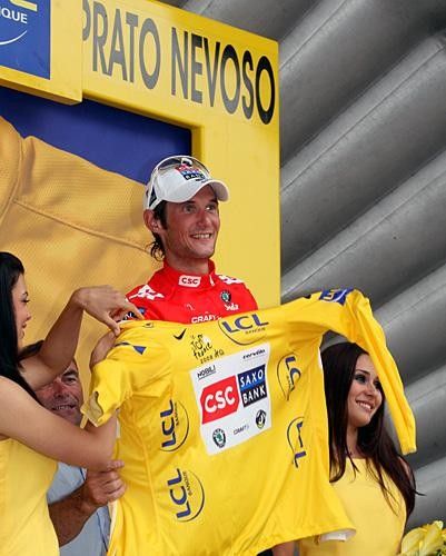 Fr&auml;nk Schleck (CSC-Saxo Bank) receives the yellow jersey after dropping Evans in the final kilometre.