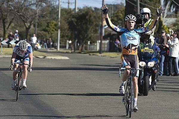 Jack Bobridge (Jayco/AIS) takes out stage seven in Bairnsdaleahead of an exhausted David Pell (Savings and Loans).