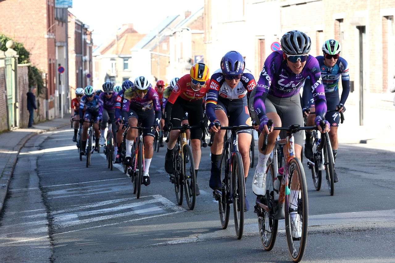 Liv AlUla Jayco lead the peloton