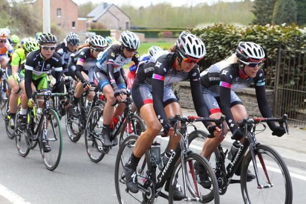 Ally Stacher and Emilia Fahlin (Specialized - lululemon) had a short disscussion as the race approached Huy