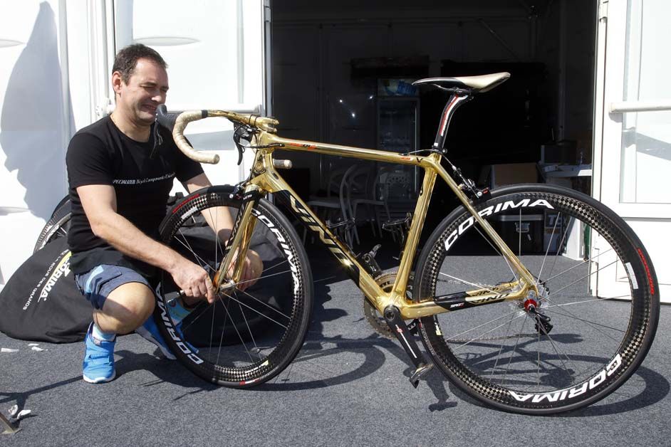 An Astana mechanic attends to Alexander Vinokourov's gold Spacialized