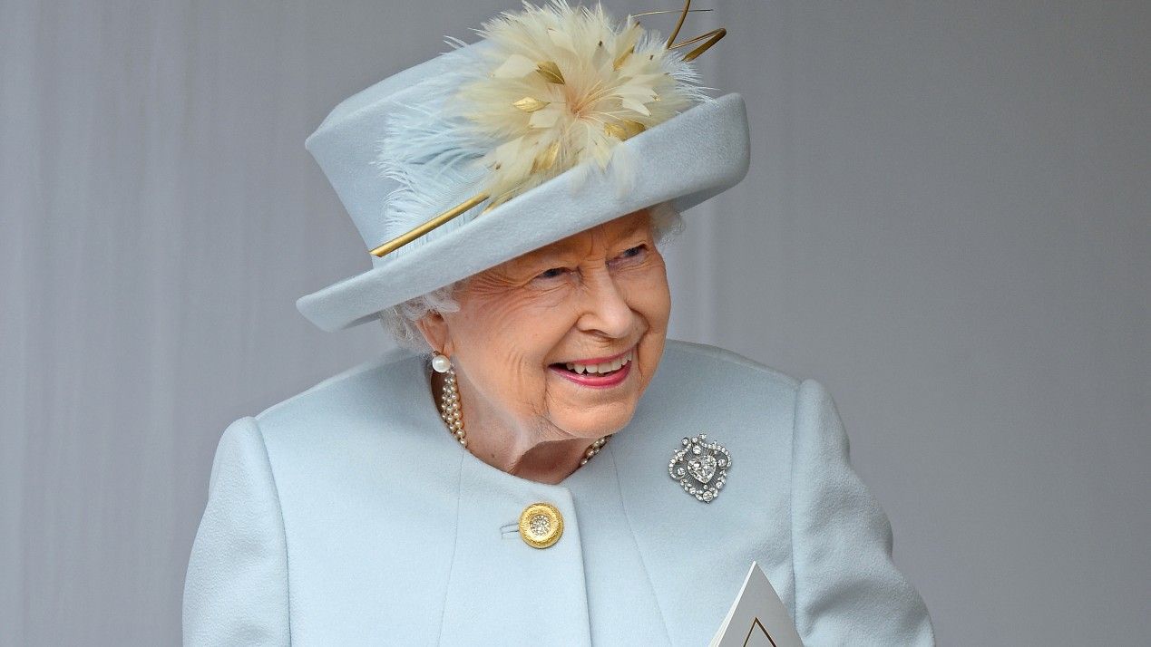 Queen Elizabeth in blue at a royal wedding