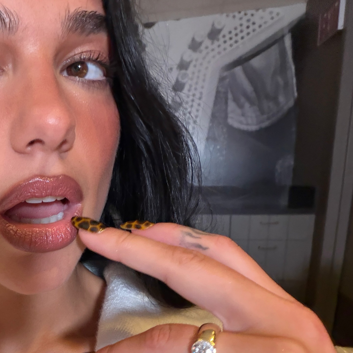 Dua Lipa&#039;s tortoiseshell nails