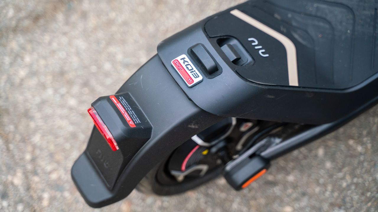NIU KQi3 Pro outdoors