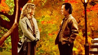 Harry och Sally står och kollar glatt på varandra i en park som skiftar i höstens alla färger.