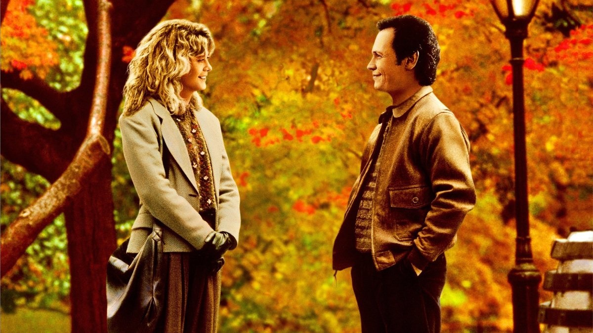 Harry och Sally står och kollar glatt på varandra i en park som skiftar i höstens alla färger.