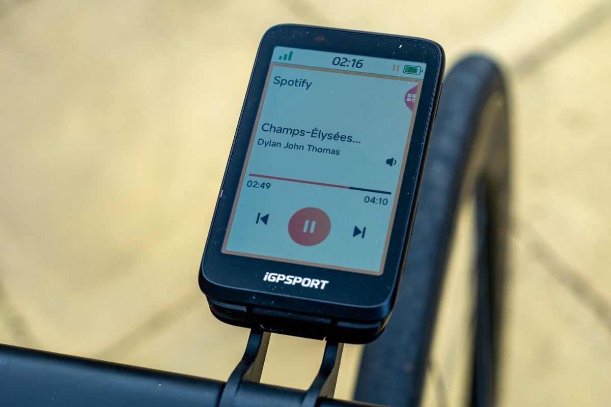 An iGPSPORT BiNavi bike computer
