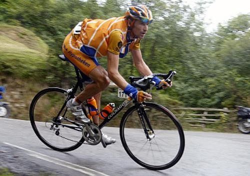 Denis Menchov (Rabobank) looks concerned at Roberto Heras leaves his group behind.