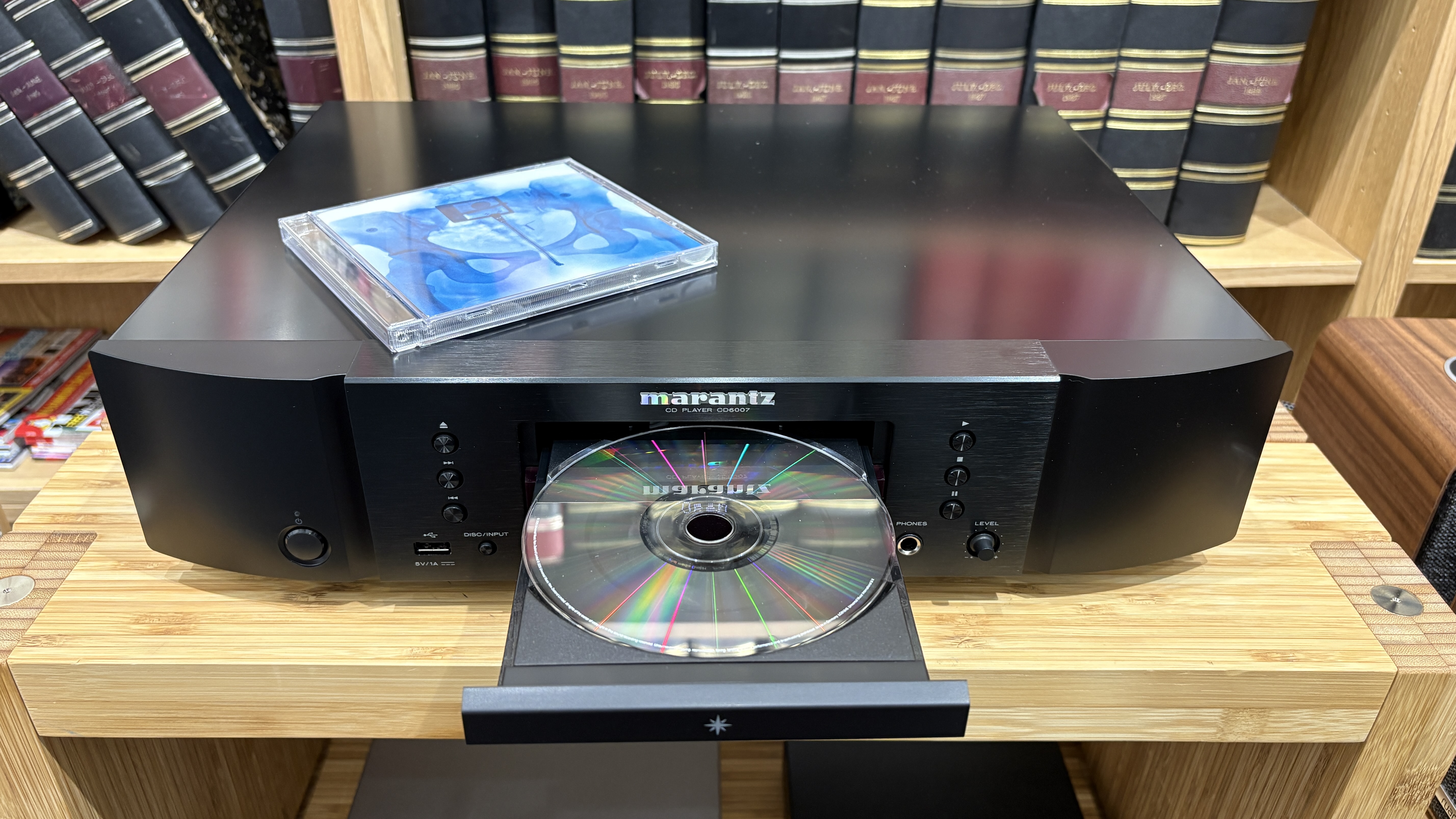 Lorde transparent CD in Marantz CD6007