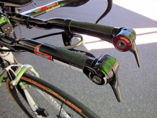 Ivan Basso (Liquigas-Cannondale) uses just grip tape on his Cannondale Slice bars. Apparently he's holding on pretty tightly, too - note where the grit has worn off.