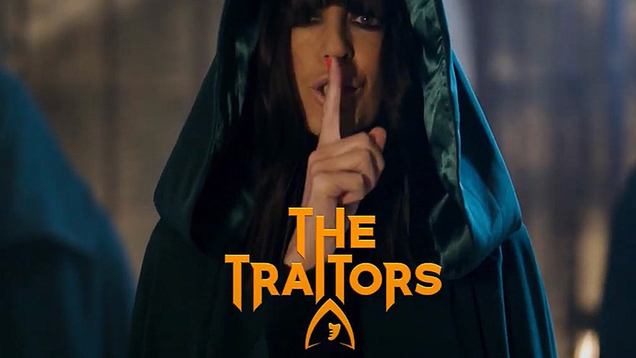 Claudia Winkleman, presentadora de The Traitors UK en el teaser de la temporada 2