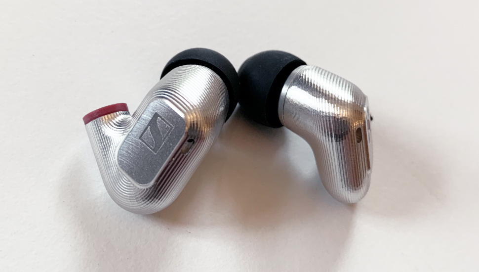 Sennheiser IE 900 - Gehäuse aus Aluminium liegt auf einem weißen Tisch