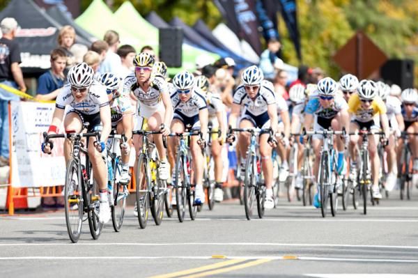 The rest of the women's field closes in on the last lap.
