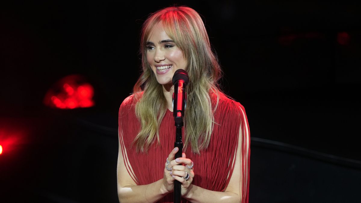 Suki Waterhouse ผลักดันวาระ Boho-chic ในชุดผ้าคลุมไหล่สีแดงลื่นไหล