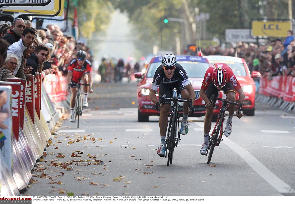 Matteo Trentin (Etixx Quickstep) beats Tosh Van der Sande (Lotto Soudal) to the line in Paris-Tours