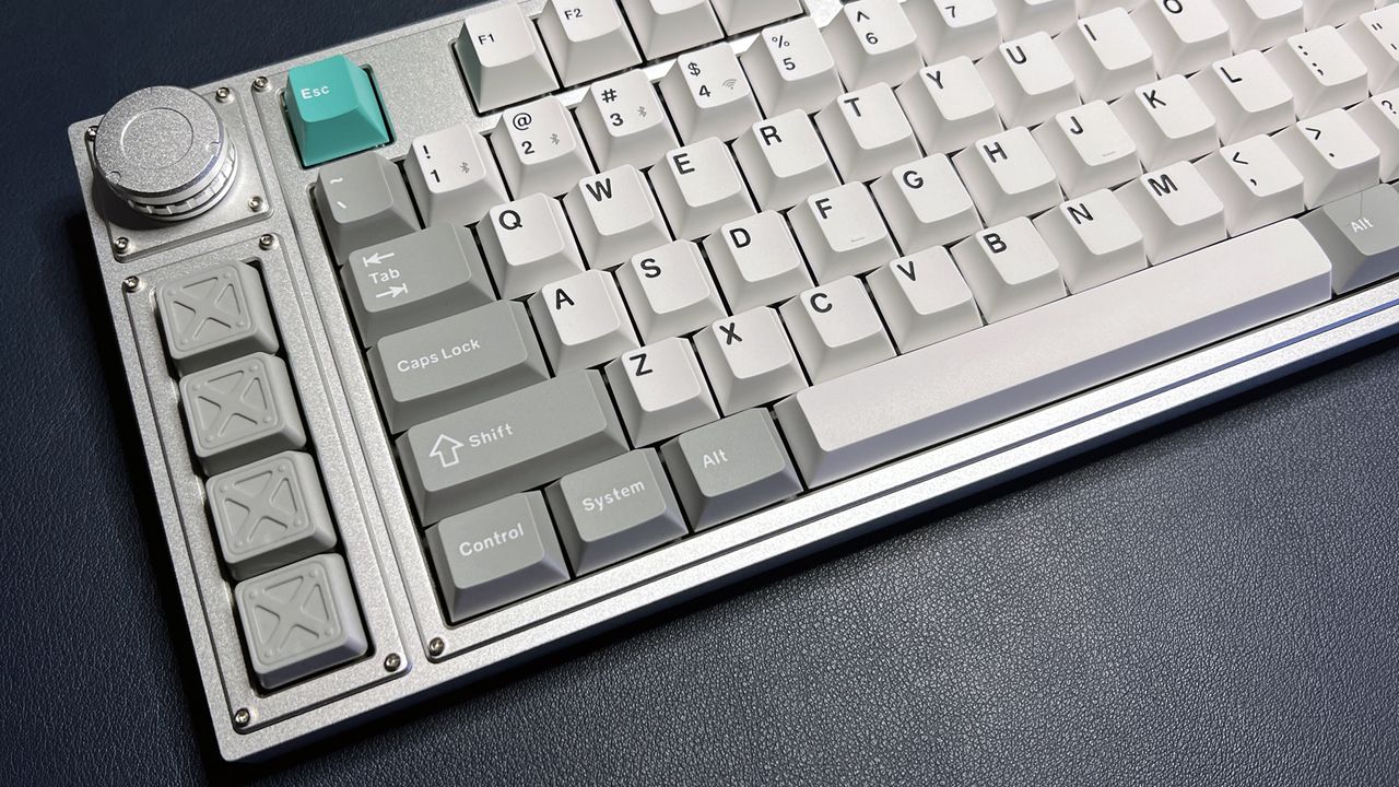 close up of left side of Lemokey L3 gaming keyboard showing macro keys and knob