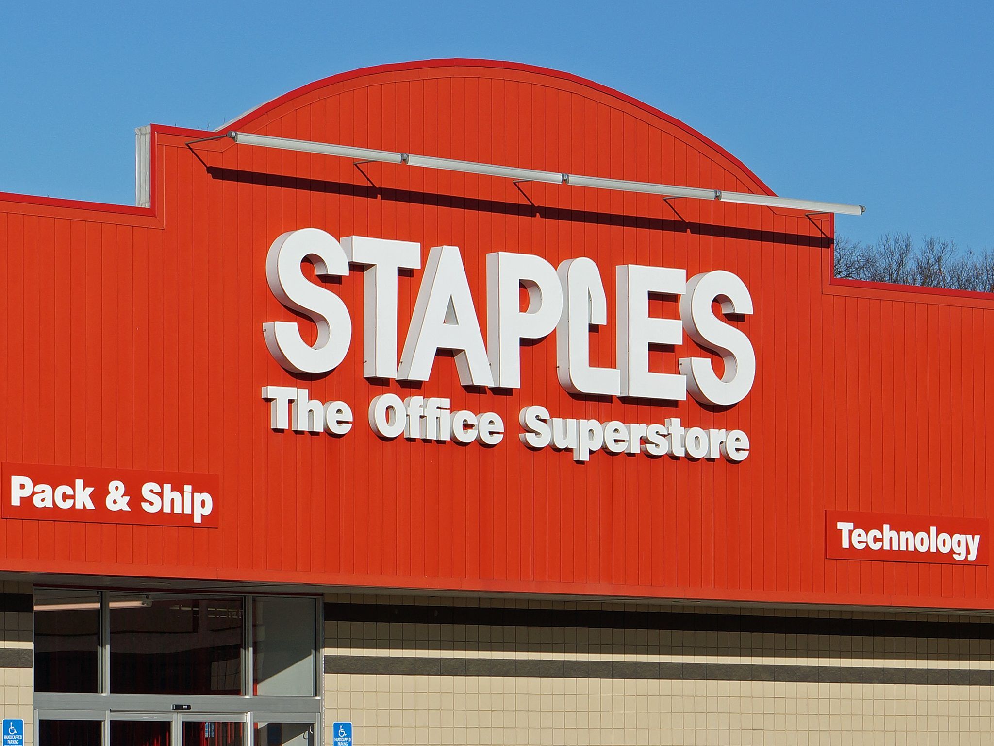 Staples stores will upgrade any Windows 7 or 8.1 PC to Windows 10 for ...
