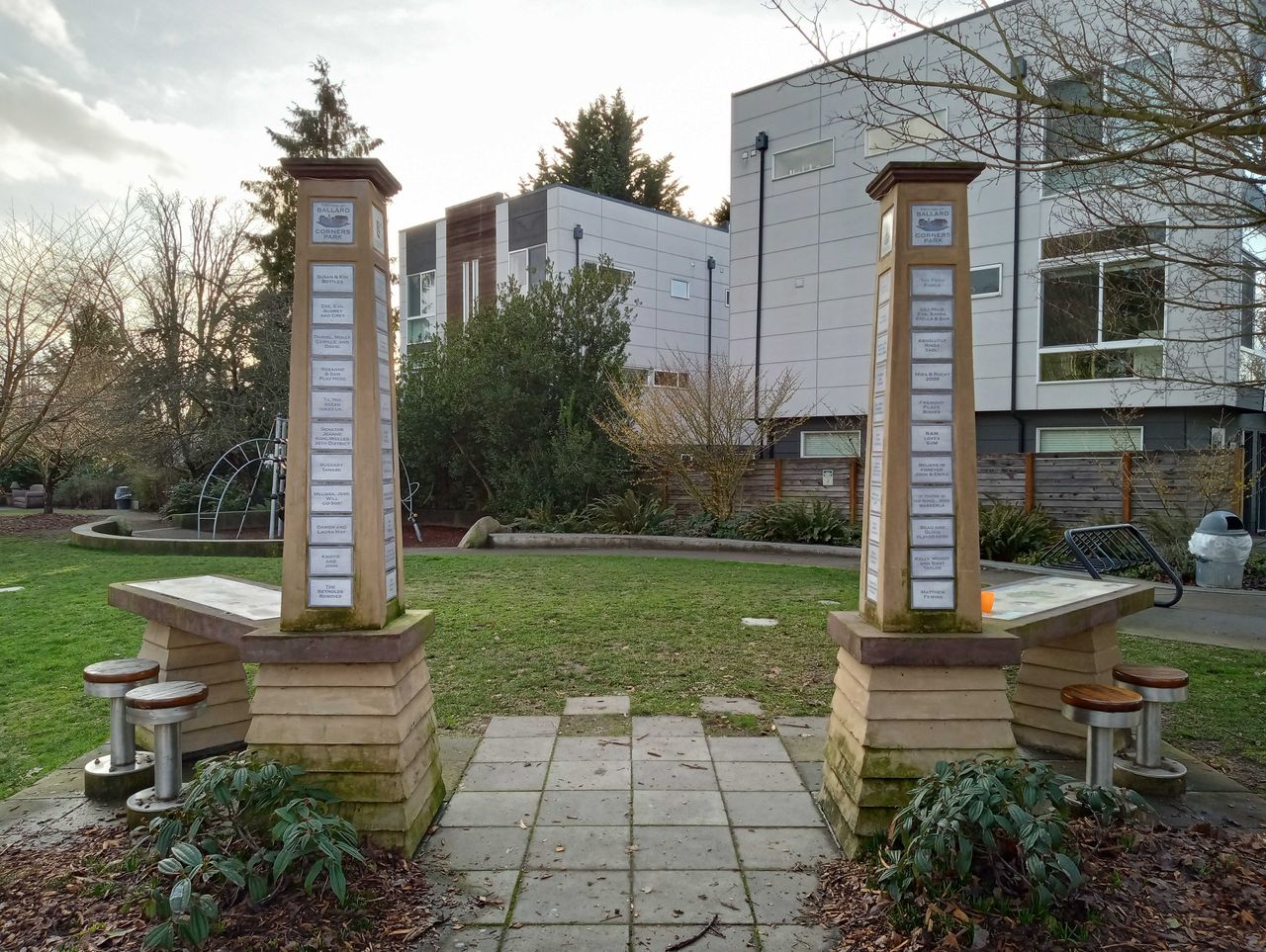 Moto G Play (2023), a photo of the entrance to a park