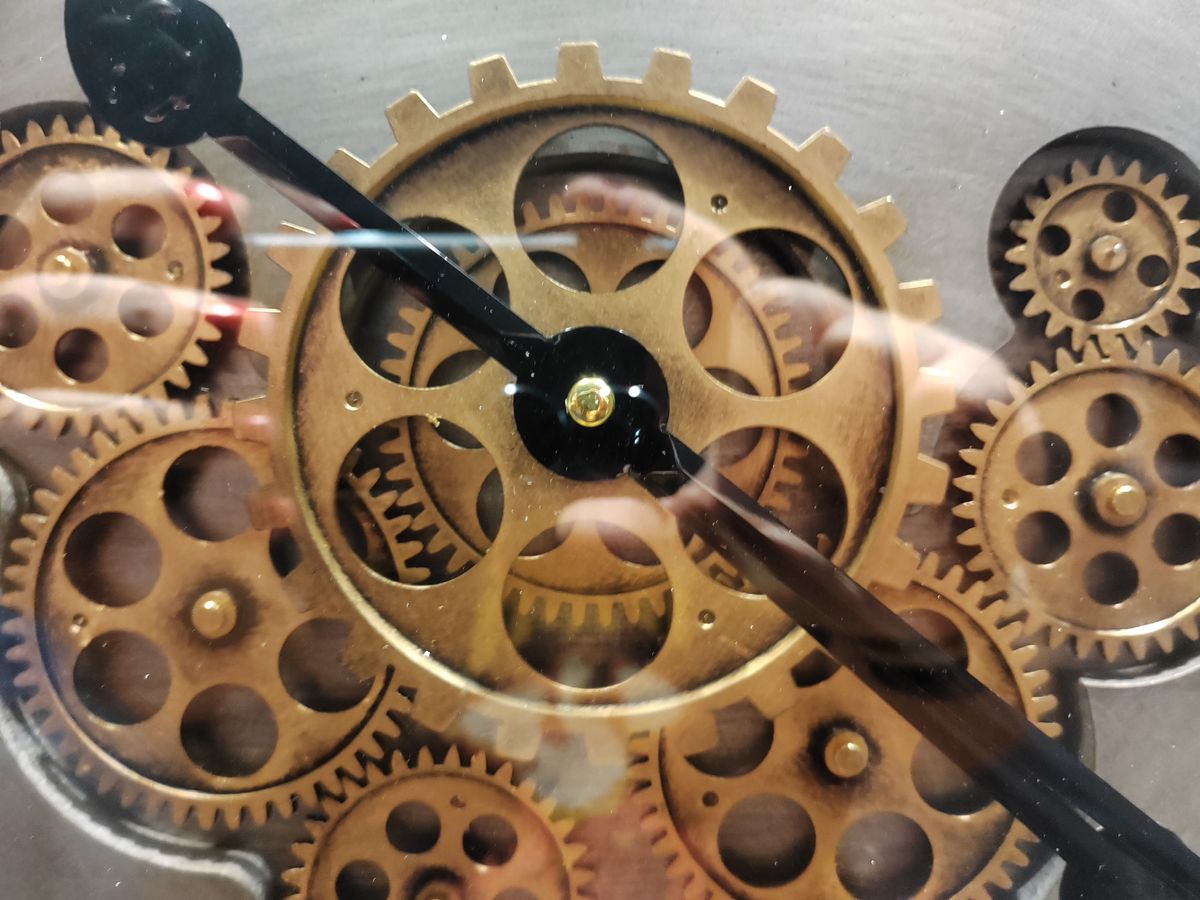 A picture of brass cogs taken with an Honor 70 camera