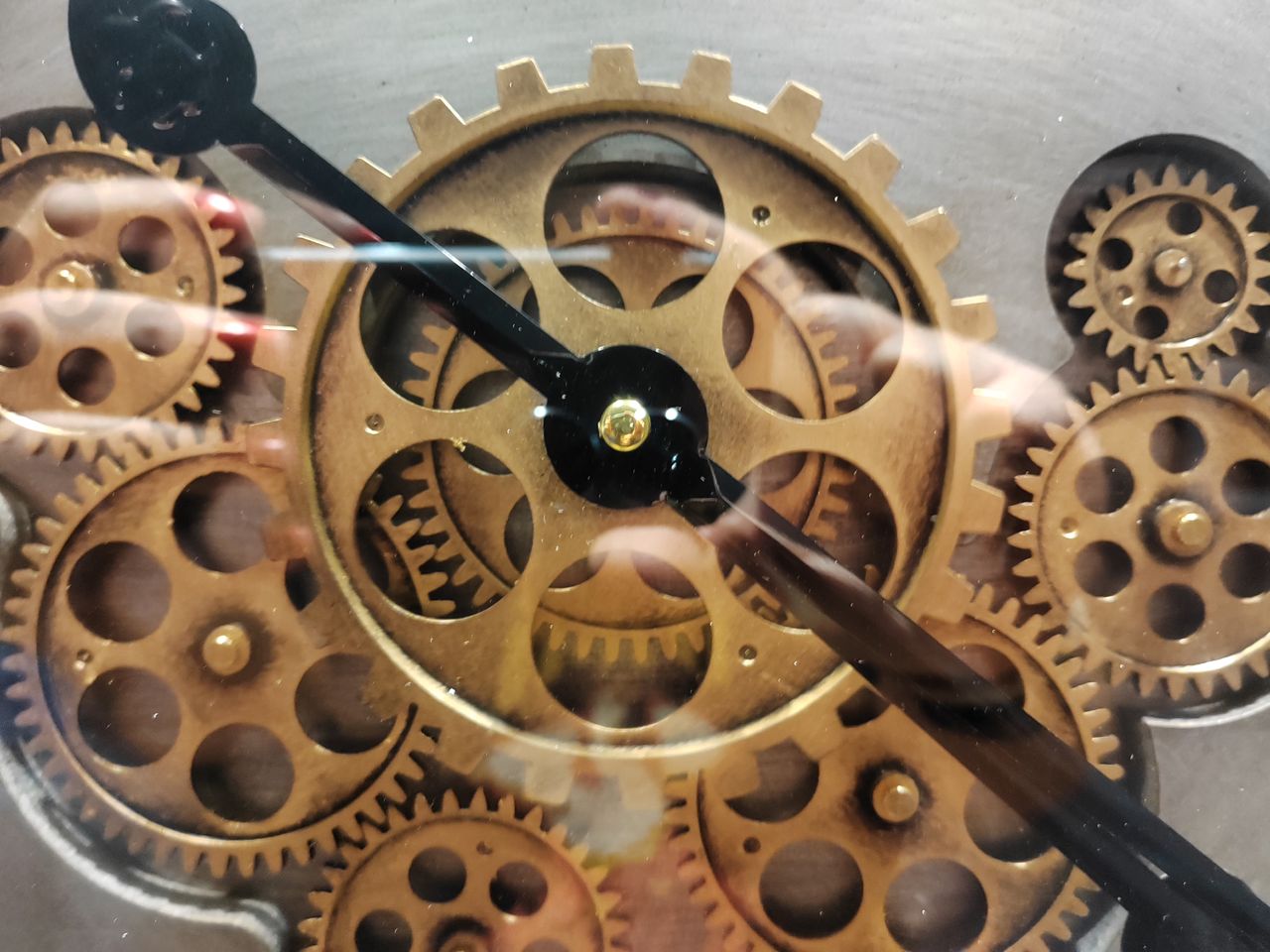 A picture of brass cogs taken with an Honor 70 camera