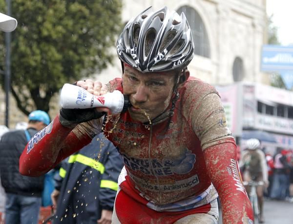 Vladimir Miholjevic (Acqua&amp;Sapone - D'Angelo&amp;Antenucci) takes a drink out of a clean bottle he's gotten after the stage finish.