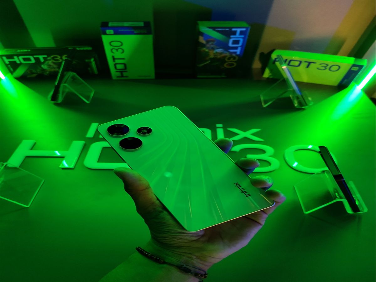 Infinix Hot 30 color blanco